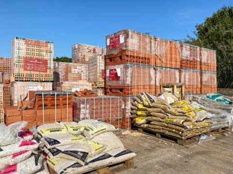 Stacks of bricks on pallets of other materials in a builder's yard Stockfoto's