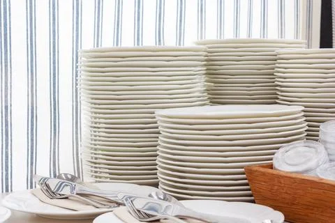 Stacks of cleaned white dish for catering buffet in restaurant room Stock-Fotos