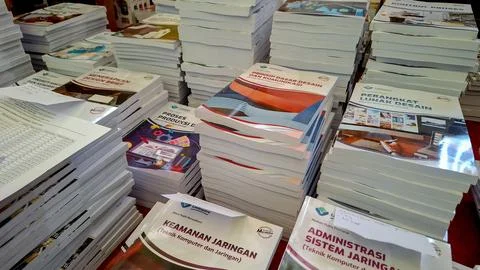 Stacks of Educational Books on Computer Networking and IT Stock-Fotos