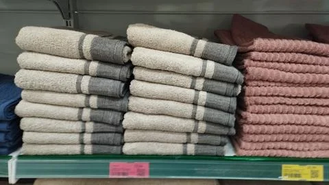 Stacks Of Folded Towels On Shelf Foto stock