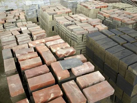 Stacks of freshly molded bricks are drying before firing Foto stock