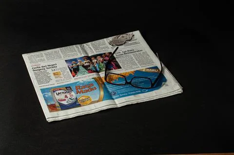 Stacks of newspapers that need to be read to get business and financial news Stockfoto's