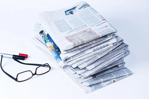 Stacks of newspapers that need to be read for business and financial information Stockfoto's