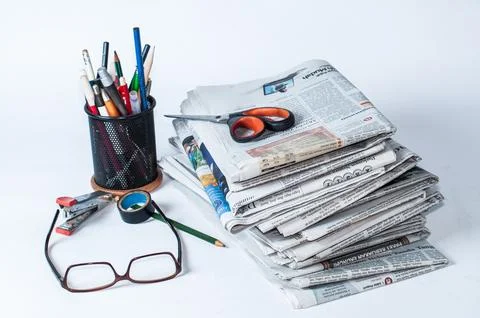 Stacks of newspapers that need to be read for business and financial information Stockfoto's