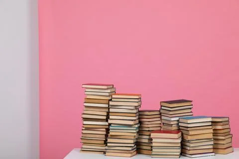 Stacks of old books to study in the library as the background of the universi Foto stock