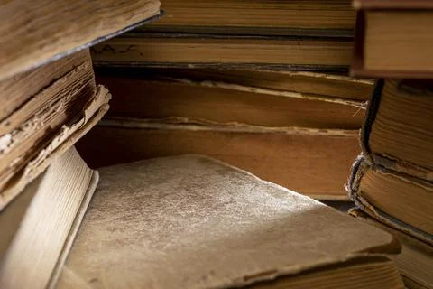 Stacks of old multi-format books with scuffs Foto stock