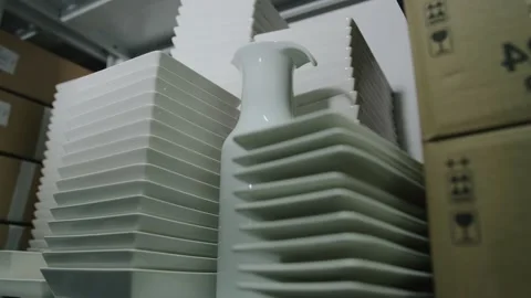 Stacks of plates standing on shelves Vídeo Stock 167787827