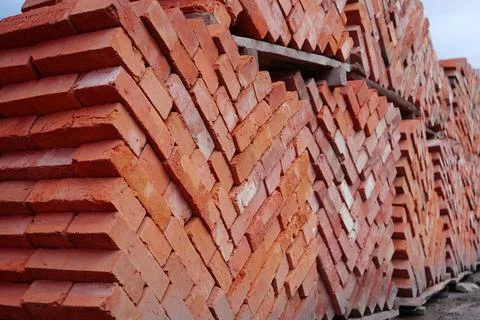 Stacks of red bricks in construction supermarket Stockfoto's