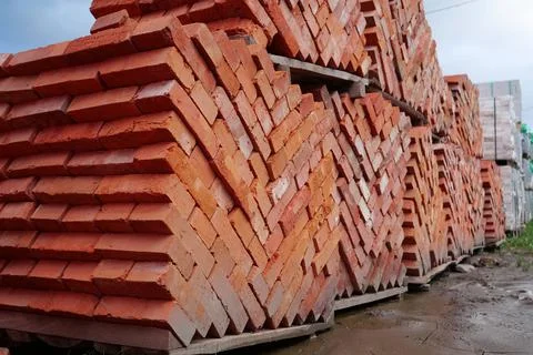 Stacks of red bricks in construction supermarket Stockfoto's
