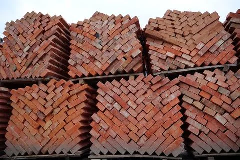 Stacks of red bricks at outdoor construction supermarket Stockfoto's