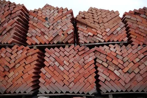 Stacks of red bricks at outdoor construction supermarket Stockfoto's