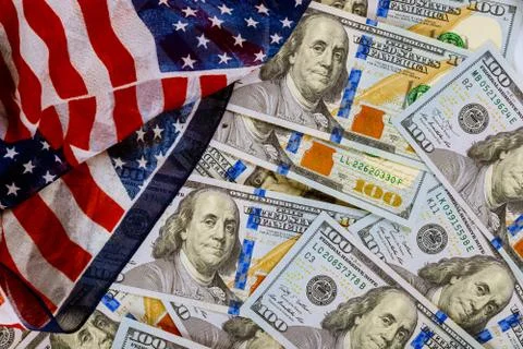 Stacks of the US. one hundred dollar bill closeup and american flag Foto stock
