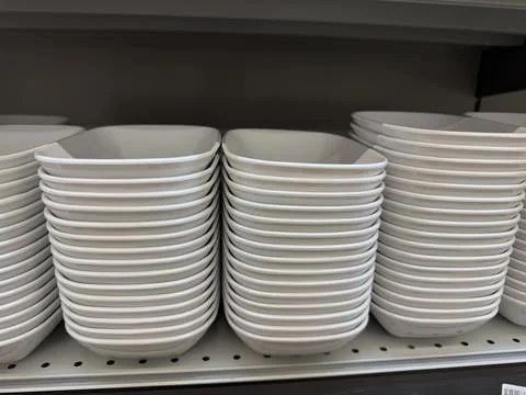 Stacks of white ceramic plates on store shelf, ideal for kitchenware backgr.. Stockfoto's