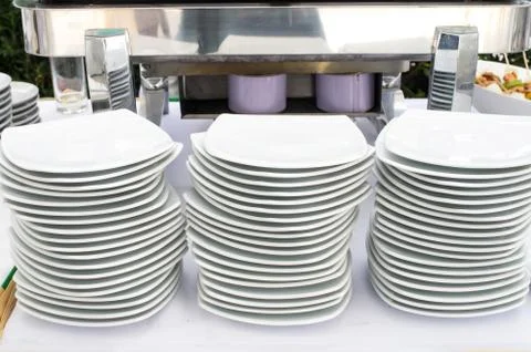 Stacks of white plates for a buffet Foto stock
