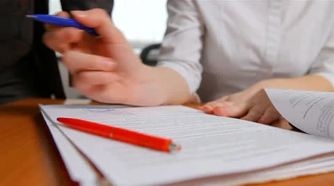 Staff to discuss the contract 動画素材 22563547