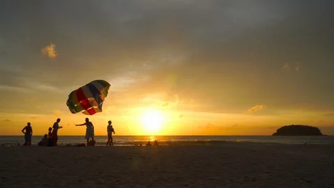 A staff pulling parasail on the beach Stockbeeldmateriaal 120006398