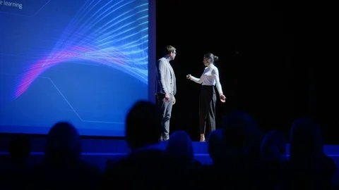 On Stage, Inspirational Female CEO and Male COO Speakers Present New Product Vidéo 122812525