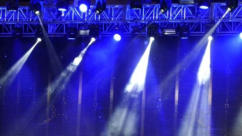 Stage light. Soffits shine to the music. Color music at the concert. Vídeo Stock 98255286