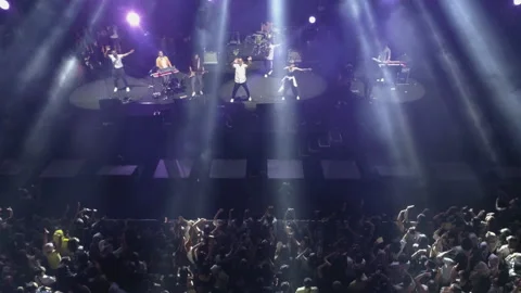 Stage lighting and crowd interaction 動画素材 154339524