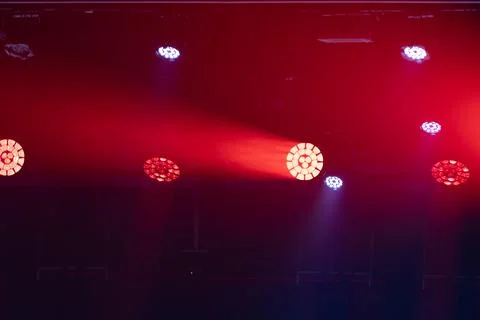 Stage lighting setup featuring multiple red and blue lights casting beams a.. 库存照片