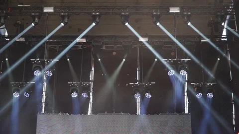 Stage lights are turned on during the concert blinking and shining. Video stock 99496737