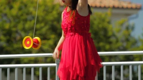 Stage performer with a Chinese yo-yo (Diabolo) 库存影片 87764600