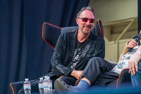 Stage setup with Mickey Lewis actor known for Doctor Who and another indivi.. Stock Photos