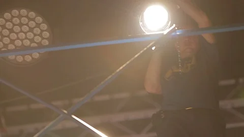 Stage Worker Setting Up the Lights Vidéo 91112825