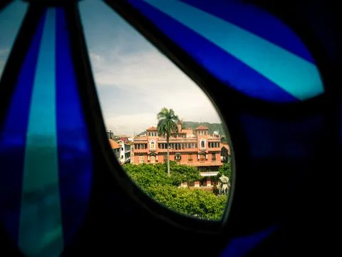 Stained glass window features vibrant blue and turquoise stripes Stock-Fotos