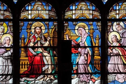 Stained glass window in Saint Eustache church in Paris Stockfoto's