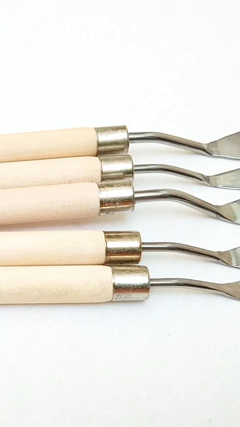 Stainless Steel Palette Knife Set with Wooden Handles moving on White Background Vidéo 331563353