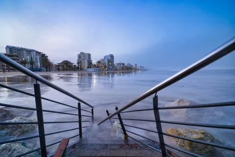 Staircase between rocks on the beach. Foto stock