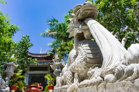Staircase bordered on both sides of dragons. Entrance to monastery. Foto stock