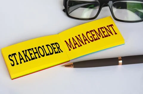 Stakeholder management text on yellow notepad with glasses and pen Stock-Fotos