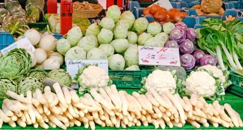 Stall with fresh vegetables Foto stock