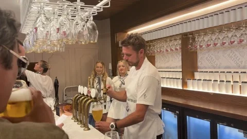 ‘Stan the barman’ serves up pints for tennis fans days after Wimbledon farewell Stock Footage 338133947