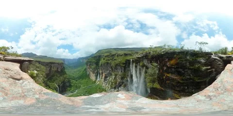 Stand Edge Cliff Look Down At Giant Canyon Waterfalls 360 Vr 4k Vidéo 144876259
