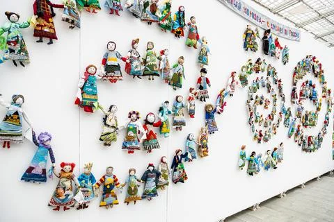 Stand with handmade patchwork dolls in Moscow Fotos de archivo