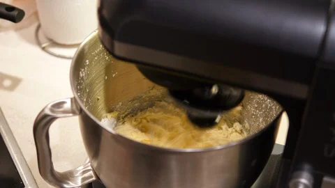 Stand Mixer KitchenAid Classic. Chef Elite bowl Tool, Whisk, Dough Hook. Cream. Vídeos de archivo 129327465