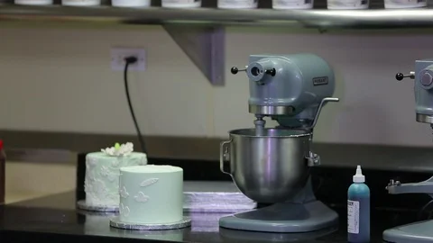 Stand mixer making a fancy event cake Video stock 106945013
