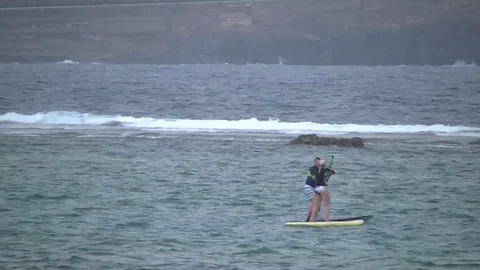 Stand up paddle on the ocean Stockbeeldmateriaal 80041891
