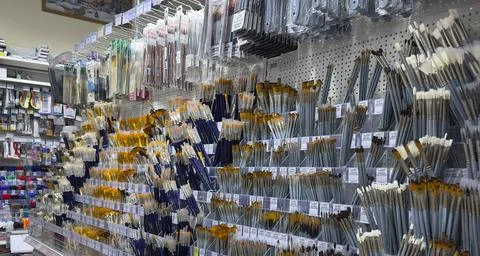 A stand in a store with art brushes. 库存照片