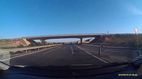 Standard overpass bridge over the highway. Vidéo 102331302