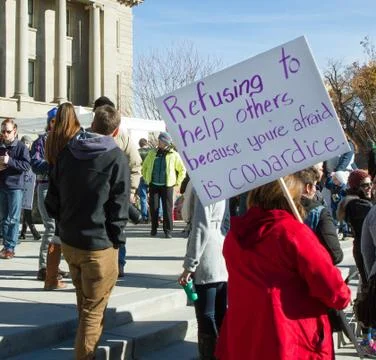 Standing up against refusing to help refugees Foto stock