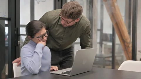 Standing Angry Man Discussing Work with Indian Woman in Office Видео 307223344