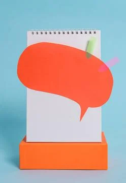 Standing blank spiral notepad speech bubble arrow banners rectangular box ... Foto stock