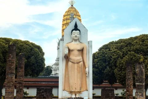 Standing buddha image in the temple. Foto stock