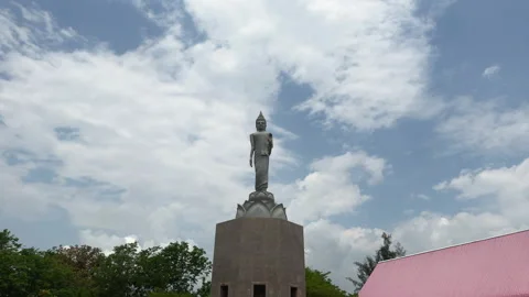 Standing Buddha Timelapse with Dramatic Moving Clouds in Rayong Thailand Vídeos de archivo 332608934
