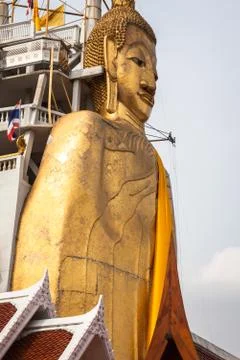 The standing Buddha of Wat Intharawihan in Bangkok, Thailand. 库存照片