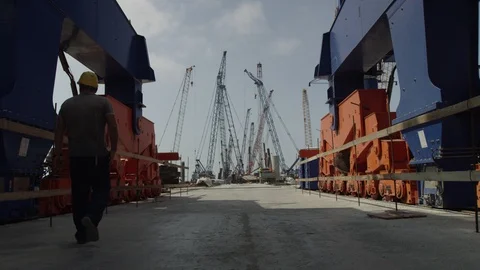 Standing on dock between cranes 動画素材 123779246